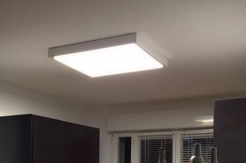 Dalle LED avec une installation en saillie